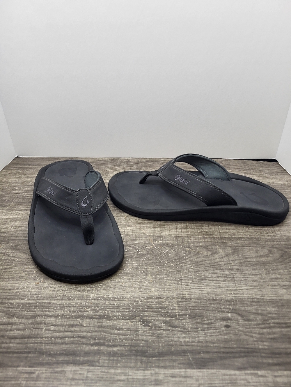 OluKai Ohana Black Leather Sandals Flip-Flops Men's size 9